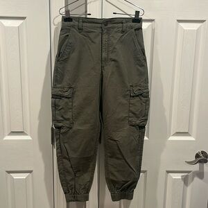 Abercrombie & Fitch green cargo pants Size US medium